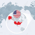 Pazifikzentrierte Weltkarte Mit Vergrößerten Usa. Flagge Und Karte | Map Of USA And Asia